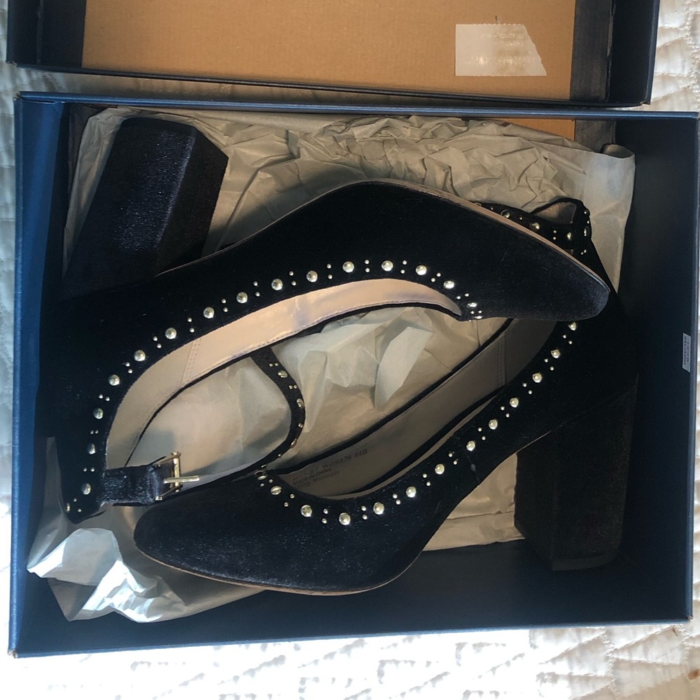 Never worn. Velvet heels. Perfect condition.